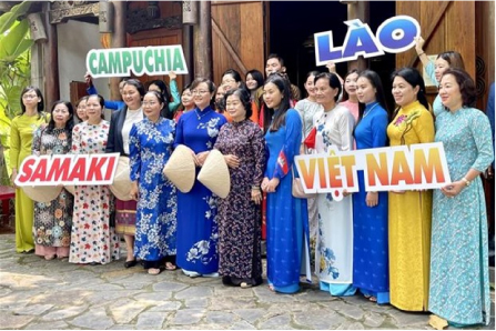 Trao tặng áo dài cho sinh viên Lào, Campuchia đang sinh sống, học tập tại TP Hồ Chí Minh
